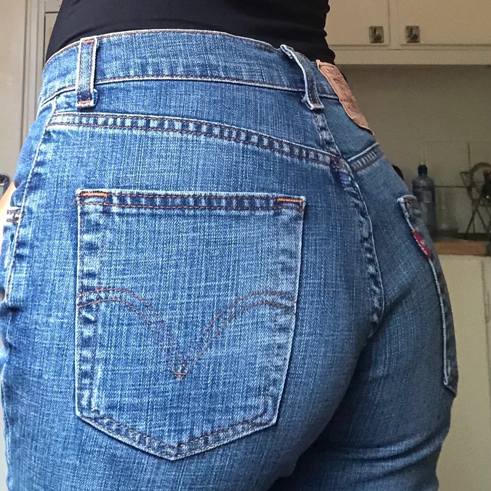 Levis jeans köpta secondhand för några år sedan. Super snygga och sköna i en aning urtvättad färg. Välanvända men i topptopptopp skick! Lite loose passform på mig som är 26/27. Midwaist och bootcut, dröm jeansen! 😘. Jeans & Byxor.