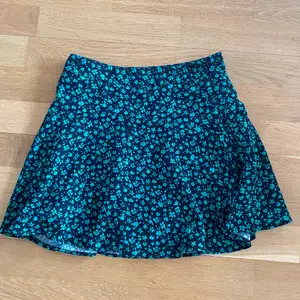 Säljer denna jätte fina kjol från zara. Den här kjolen är jätte bra och praktisk då den har ett par shorts sydda under kjolen. Denna är helt oanvänd och jag köpte den för 450 kr❤️
