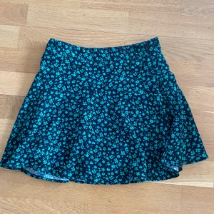  Kjol  - Säljer denna jätte fina kjol från zara. Den här kjolen är jätte bra och praktisk då den har ett par shorts sydda under kjolen. Denna är helt oanvänd och jag köpte den för 450 kr❤️