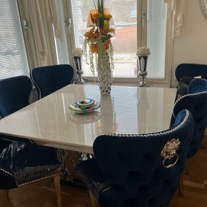 Bord med stolar - Säljer min fina marmor matbord med 8 st stolar har haft den knappt 1 månad kvitto finns pris 15000 har betalat själv 29000kr säljer på grund av plats brist bordet är 140 bredd och 140 längd  Bordet och stolarna kan även köpaS enskilt 