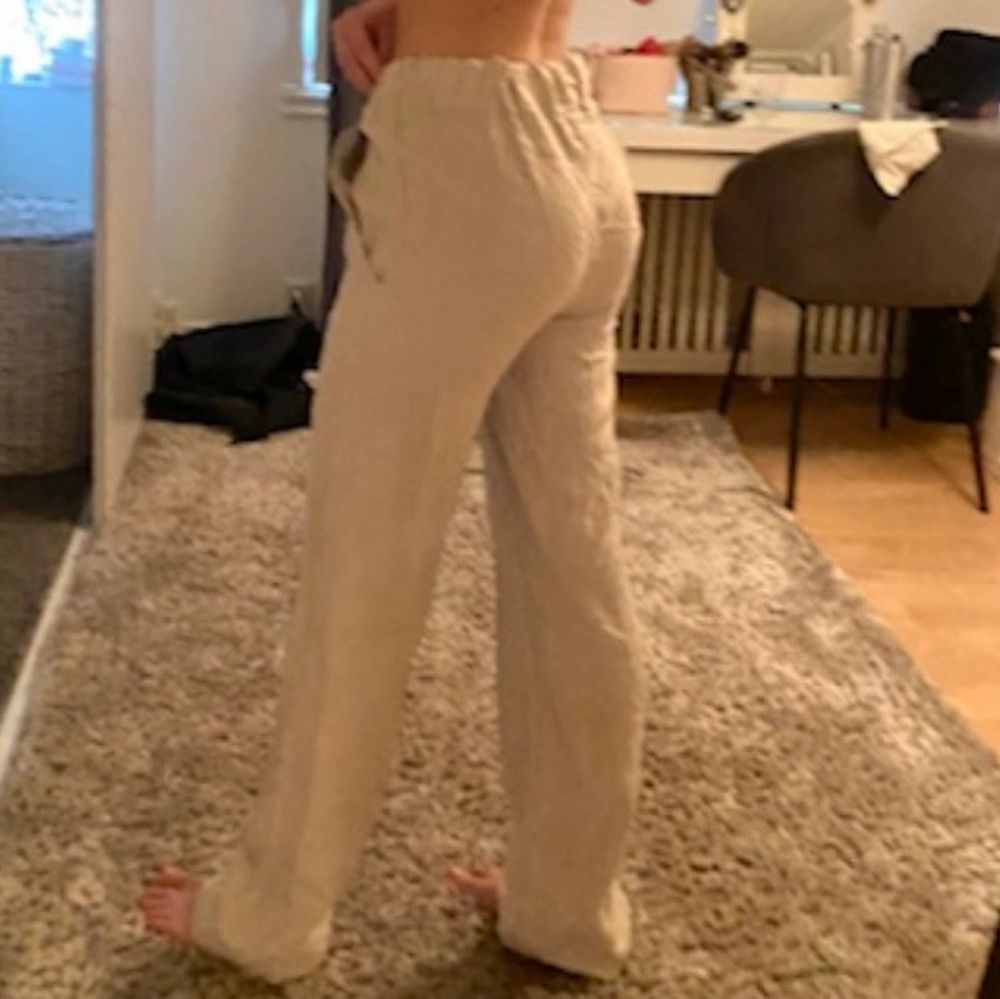 Jättefina beiga linnebyxor från Adsgn som inte kommer till användning. Endast testade och därmed nytt skick. Köpte för 800kr och säljer från 500kr. Perfekta linnebyxor nu inför sommaren. Jag är 170 och har xs/34💕💕💕köparen står för frakten❤️. Jeans & Byxor.