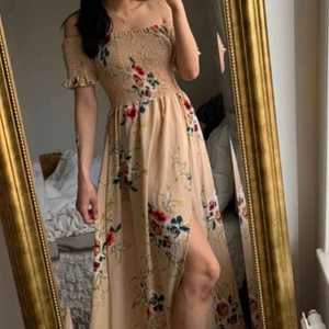 Klänning - Lånad bild men kan skicka mer bilder om det önskas! Storlek M men passar S.