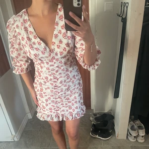 Klänning - Helt ny klänning, prislapp finns kvar. Storlek S, säljs för 150kr