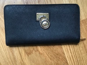Michael kors äkta  - Michael kors äkta  Som ny knappt använd  Mitt slutpris :350kr