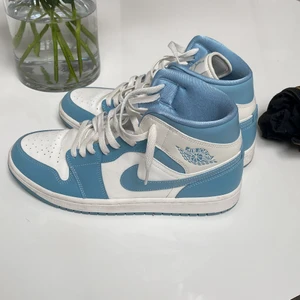 Nike Air Jordan 1 UNC - Strl 44 Jordan 1 Mid UNC. Använda 1 gång. Skick 9.5/10. Säljer 1500 frakt hos köpare
