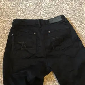 Superfina svarta lågmidjade jeans med strassdetaljer på bakfickorna. Raka längst ned! Storlek 36 och köpt från Zara☺️