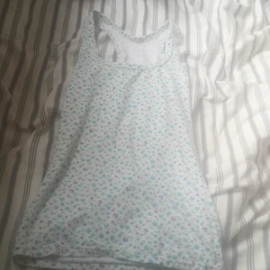 Super sött sommar linne.  - Seljer begrund av att jag behöver pängar. Super fint att ha till sonmaren