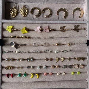 Smycken  - om du är intresserad av något av det här, skriv till mig så kan jag berätta priserna ❣️ fråga också om flera bilder om det behövs 💗