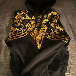 Helt ny hoodie, NYPRIS 500kr - ‼️BILLIGARE VID SNABB AFFÄR‼️Helt ny tröja i storlek XL! Supermysig❕ Kommer tyvärr inte till användning!! 🤍 NYPRIS 500kr
