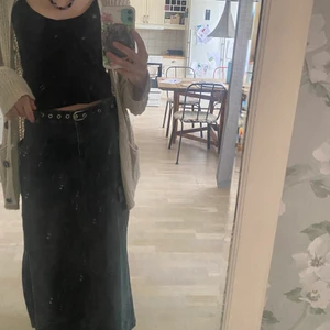 Lång jeanskjol - Köpt second hand, aldrig använd av mig. Står ingen storlek men skulle säga s-m.Hör av dig för fler bilder! 