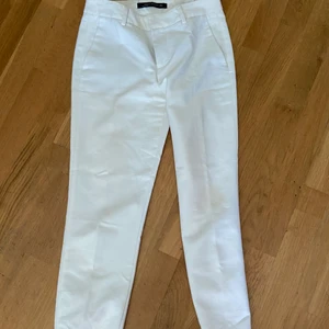 Vita kostymbyxor  - Vita kostymbyxor i strlk 34 från Zara 