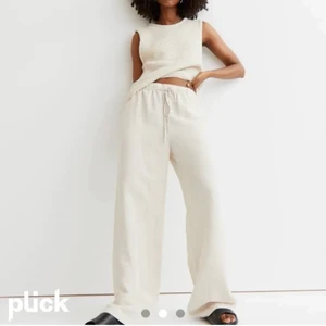 Linnebyxor  - Säljer dessa eftertraktade linnebyxorna från H&M, stl S med lapp kvar. Säljer då dom inte passade💓 Köp direkt för 350, eller buda! (Mer beigegröna i färgen än på bilden, skicka för bilder) 