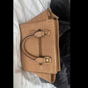 En beige/brun Don Donna handväska!! Bra skick❤️ Köpt för 1100kr, säljes för 350kr🤩