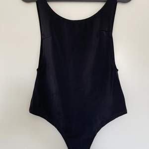 Low cut in the back Bodysuit in Black with thong. It is also low cut on the sides, very sexy 🔥 Size S. We can meet in Malmö or I can offer free shipping within Sweden. International shipping costs are additional.