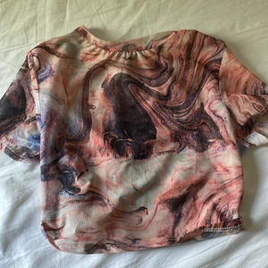 topp - säljer denna topp då den inte kommer till användning🌸 superfin till sommaren, och tunt material, men inte genomskinlig alls!💗