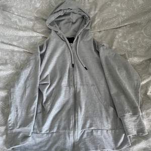 Säljer denna zip hoodie då den blivit lite för kort i ärmarna. Sitter annars bra på mig. Använts fåtal gånger och är i bra skick🙌🏻
