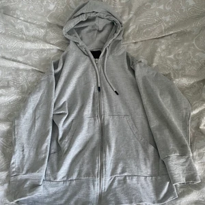 Zip hoodie - Säljer denna zip hoodie då den blivit lite för kort i ärmarna. Sitter annars bra på mig. Använts fåtal gånger och är i bra skick🙌🏻