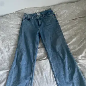 Säljer dessa jeans då dom inte kommer till använd längre. Använts fåtal gånger, så de är i bra skick. Hyfast stretchiga, och högmidjade🙌🏻