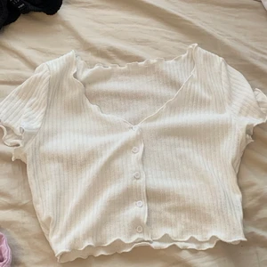 Vit topp - Vit topp med knappar, lite genomskinlig🤍