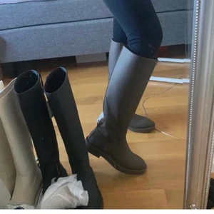 Stövlar  - ”Intresse koll” på mina fina fina boots/stövlar från zara i färgen brun, säljer vid ett bra bud. Bara använt 2gånger så är som nya, storlek 39. Alla bilder är lånade! Skicka dm om du vill ha privata bilder❤️