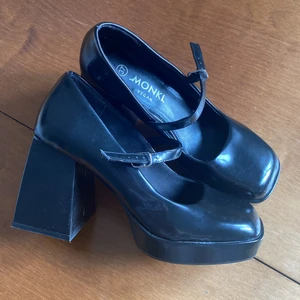Klackskor - Monki  - Så fina klackar från Monki! Använda 1 gång så är mycket fint skick! Storlek 37. Köparen står för frakt - 66 kr.
