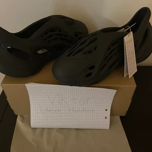Wts yeezy foam runner onyx storlek 43  - Tjenare vill sälja ett par yeezy foam runner onyx i storlek 43/us 9  Pris 1500  Ds= oanvända/ helt nya  Meetup i Kristinehamn elr så står köparen för frakt 99 kr postnord spårbart  Skicka privat vid frågor/ funderingar 