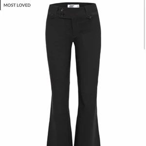 Kostymbyxor  - Råkade beställa två konstymbyxor i storlek xxs från tiger mist. Så tänkte kolla här först om någon är intresserad! Dom är super snygga och kan skicka fler bilder om förfrågas! Dom ligger kvar i förpackningen och är helt oöppnade! Betalade ca 630kr🥰