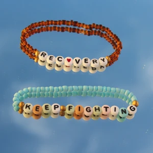 Armband  - Armband gjorda för att stödja dem som lever med psykisk ohälsa🌼 Dem är handgjorda och kostar 40kr/st 20% av priset går till ”Frisk&Fri” som jobbar mot Ätstörningar💕