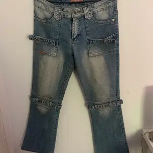 Vintage bootcut cargo jeans i använt skick men utan några tydliga defekter. Står ingen storlek men skulle säga S/M. Lite kortare i längd.