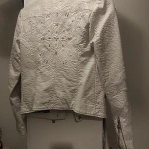 Dam jacka strl 36 - Dam jacka av märket Desigual strl 36. Knappt använd.