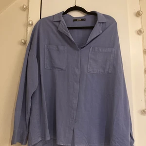 Oversize lila skjorta  - Jättefin blå-lila skjorta från BikBok. Sitter perfekt oversize på mig som brukar ha S i kläder. 💖