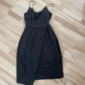 Partyklänning  - Tyvärr för liten för mig runt bysten :(  