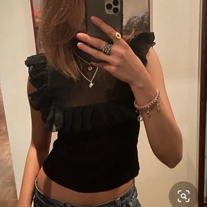 Zaratopp  - Säljer nu denna jättesöta topp ifrån zara 💗 första bilden är lånad, använd få gånger så i fint skick 💗