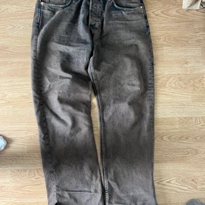 Weekday Space Bruna Jeans - Strl 33x32, köpare står för frakt, ingen retur, vid köp av fler klädesplagg tilläggs paketrabbat!