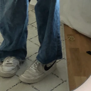 svartvita nike skor - säljer mina älskade Nike-skor i strl 40 men passar mig som i vanliga fall har 38-39. Dom är väl använda, därav priset. hör gärna av dig vid frågor eller för att diskutera pris!       (OBS, lite creasade)