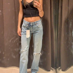 Zara jeans storlek 34 - Säljer ett par jeans från zara då de är en storlek förstor. Jag har använt de ca 4 ggr. Superskönt och snygga till sommaren. Köparen betalar för frakten💗💗 säljer de för samma pris som jag köpte de!