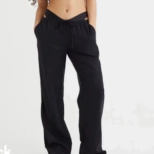 linnebyxor  - Säljer dessa populära linnebyxorna ifrån hm, köpte dom för några veckor sedan men knappt använt dom! Jättesnygga och lowwaist 
