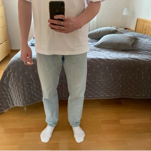 Weekday Jeans  - Weekday Barrel Relaxed Tapered Jeans i strl W31 L32. Condition 8/10 och inga flaws. Bara att kommentera eller skicka PM om du har någon fråga eller vill buda. Ifall frakt önskas står köparen för den. 