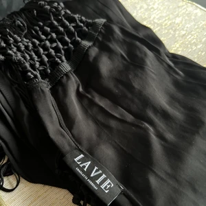 Scarf LAVIE - I princip sprillans ny sjal i satin med tofsaccessoar från LAVIE, Charlotte Perrellis kollektion. Hämtas eller skickas mot frakt! :)