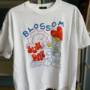 Säljer en Blosson Sun Day tröja som är i toppenskick då jag endast använt den max 5 gånger :) 100% bomull. Skickar när jag ser pengarna på mitt kort 🧚🏼‍♀️
