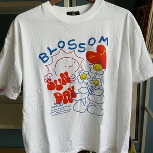 Fin t-shirt med tryck!  - Säljer en Blosson Sun Day tröja som är i toppenskick då jag endast använt den max 5 gånger :) 100% bomull. Skickar när jag ser pengarna på mitt kort 🧚🏼‍♀️