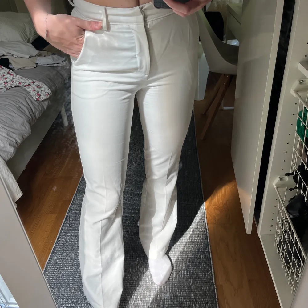 Vita kostymbyxor i 34, har blivit försmå för mig så därför säljer jag dem . Jeans & Byxor.