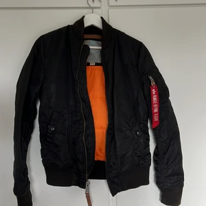 Alpha Industries jacka, strl S - Svart Alpha industries jacka i fint skick! Funkar för både män och kvinnor! Priset kan diskuteras!