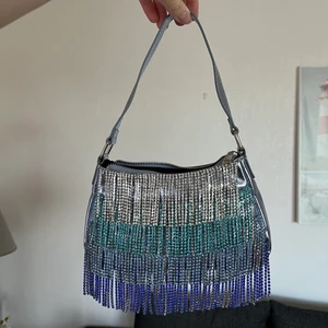 Handväska  - Liten Handväska . Aldrig använd . Perfekt till utgång 