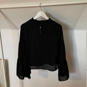 Gullig blus från Gina Tricot  - Fin blus med utsvängda armar storlek 34