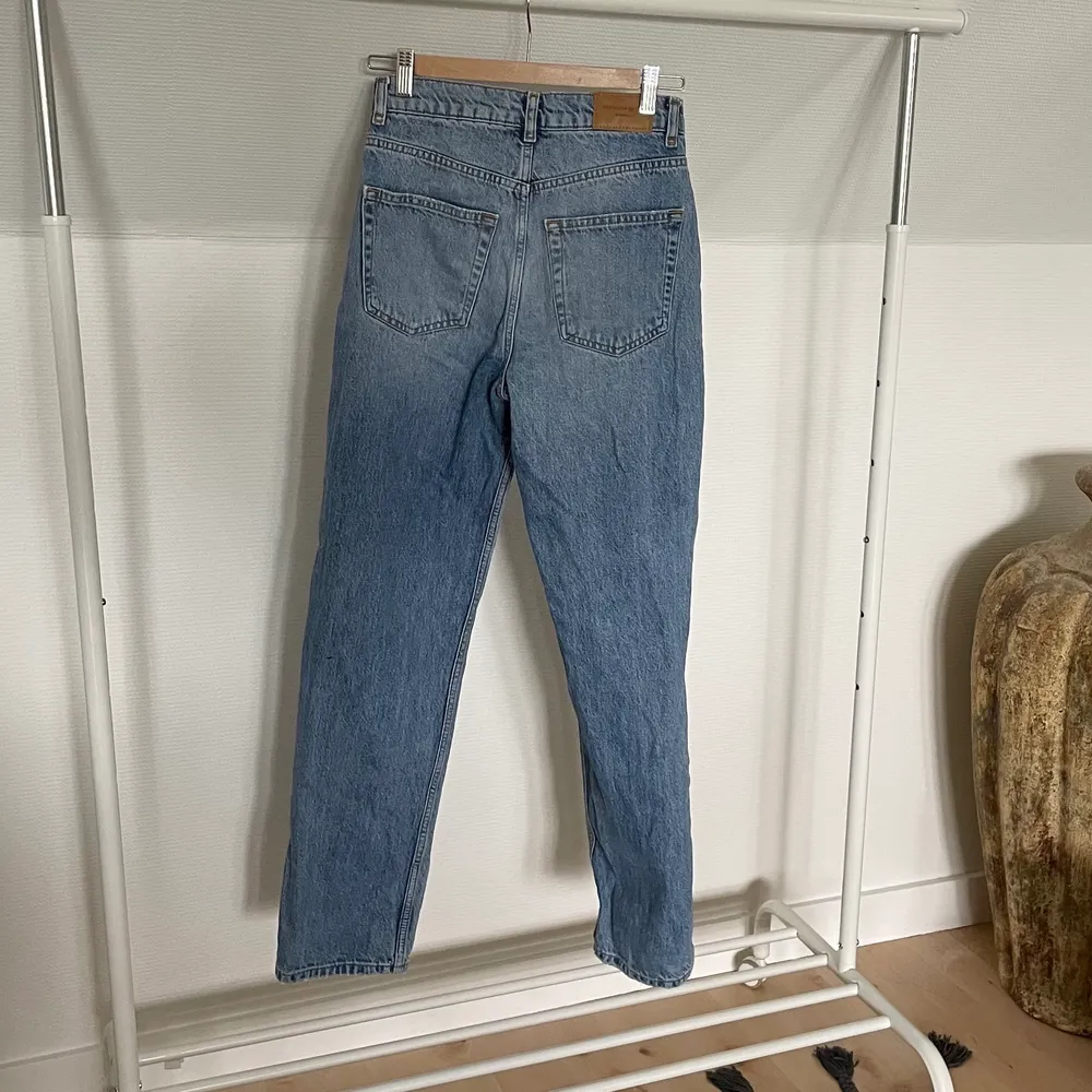 High waisted jeans med hål i från Gina Tricot . Jeans & Byxor.