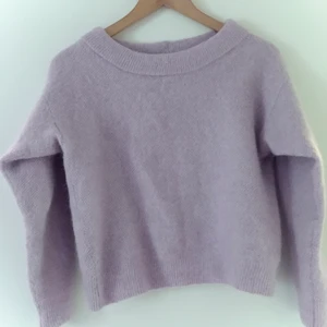 Ljuslila tjocktröja M - FRAKT INGÅR I PRISET! Medium men på den mindre sidan, är för liten för mig så sitter lite fel i bilden! Luddig, lite stickig så där som vissa stickade plagg kan vara men inte för stickig enligt mig, går ungefär ner till höfterna!