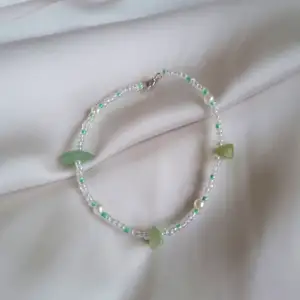 Fint och enkelt pärlarmband med ljusgröna stenar 💚 gjord med icke elastisk tråd, 18 cm i omkrets. Frakt 13kr om du betalar med Swish! 😊