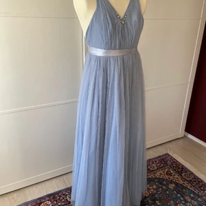 Blå balklänning  - Inte min bild!  Jag köpte denna fina klänning här på Plick men hittade en annan som jag gillade bättre. Jag har inte använt den någon gång utan bara provat hemma. Den passar mig som är S men kan tänka mig att den passar på M också.💕