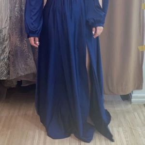 Klänning/ balklänning - Jag vill sälja den helt nya jätte fina mörkblåa klänningen då den var lite för stor för mig. Täckte för ett ställe lite då den var lite för stor men är bra i storlek tog bara fel och det går ej att returnera varan. Säljer den för 1000 ( nypris 1500) har även kvitto 